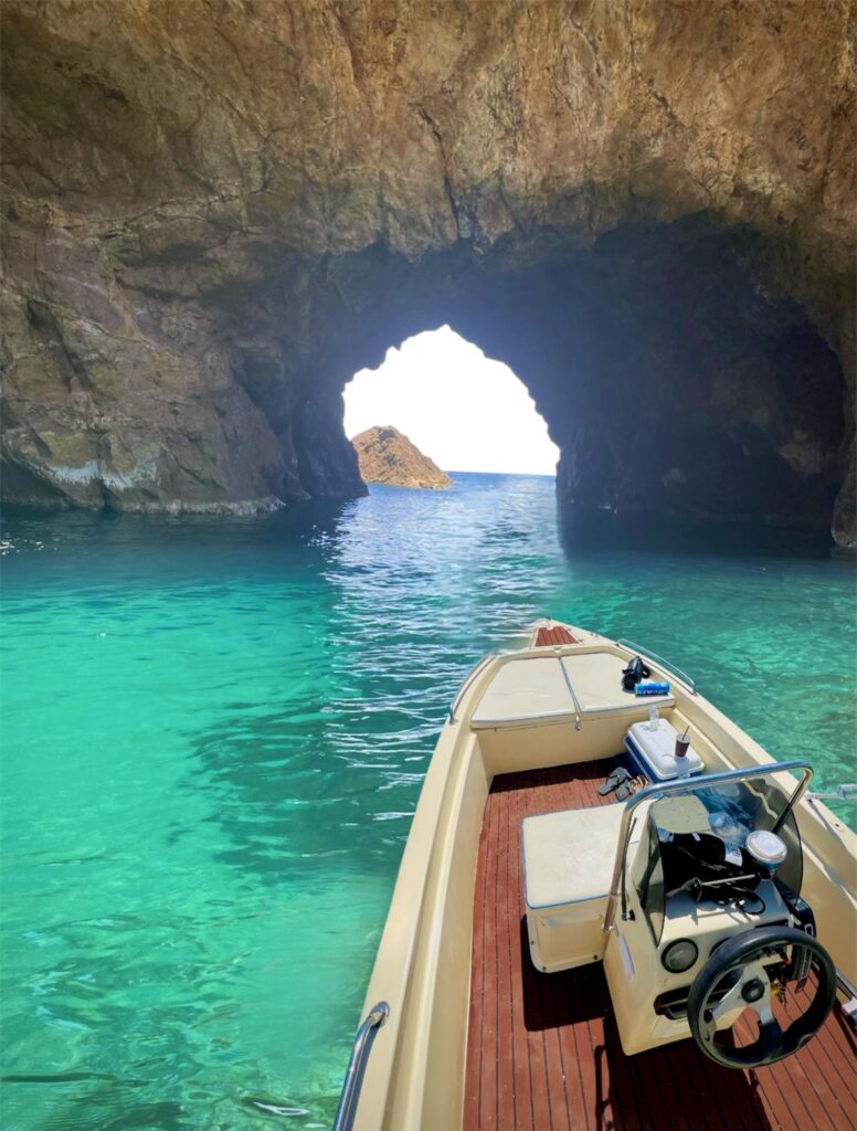 Rent a Boat Mykonos-ERMIS 5,00 ready for daily cruise.
